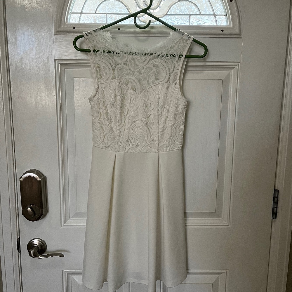 Women’s white crew neck mini dress